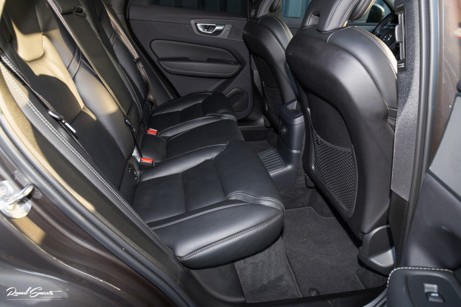 Volvo XC60 2.0 T8 Plug-in hybrid AWD Ultimate Bright | Adaptieve cruise | Panorama dak | Zwenkbare trekhaak | Stoel massage+verkoeling |