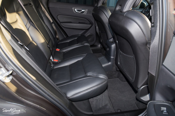 Volvo XC60 2.0 T8 Plug-in hybrid AWD Ultimate Bright | Adaptieve cruise | Panorama dak | Zwenkbare trekhaak | Stoel massage+verkoeling |