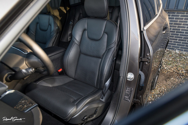 Volvo XC60 2.0 T8 Plug-in hybrid AWD Ultimate Bright | Adaptieve cruise | Panorama dak | Zwenkbare trekhaak | Stoel massage+verkoeling |