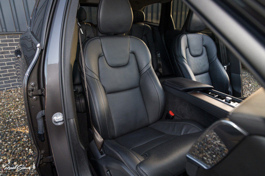 Volvo XC60 2.0 T8 Plug-in hybrid AWD Ultimate Bright | Adaptieve cruise | Panorama dak | Zwenkbare trekhaak | Stoel massage+verkoeling |