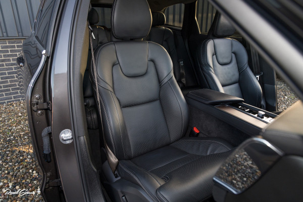 Volvo XC60 2.0 T8 Plug-in hybrid AWD Ultimate Bright | Adaptieve cruise | Panorama dak | Zwenkbare trekhaak | Stoel massage+verkoeling |