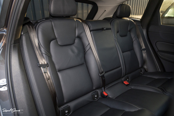 Volvo XC60 2.0 T8 Plug-in hybrid AWD Ultimate Bright | Adaptieve cruise | Panorama dak | Zwenkbare trekhaak | Stoel massage+verkoeling |