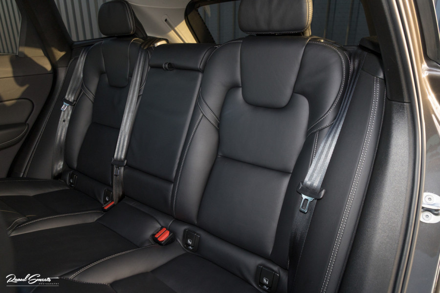 Volvo XC60 2.0 T8 Plug-in hybrid AWD Ultimate Bright | Adaptieve cruise | Panorama dak | Zwenkbare trekhaak | Stoel massage+verkoeling |