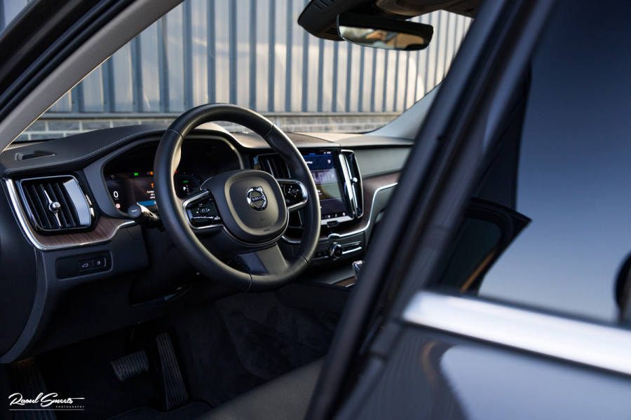Volvo XC60 2.0 T8 Plug-in hybrid AWD Ultimate Bright | Adaptieve cruise | Panorama dak | Zwenkbare trekhaak | Stoel massage+verkoeling |