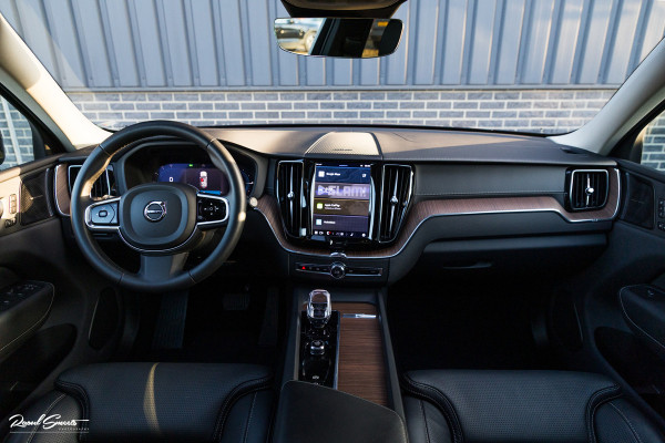 Volvo XC60 2.0 T8 Plug-in hybrid AWD Ultimate Bright | Adaptieve cruise | Panorama dak | Zwenkbare trekhaak | Stoel massage+verkoeling |