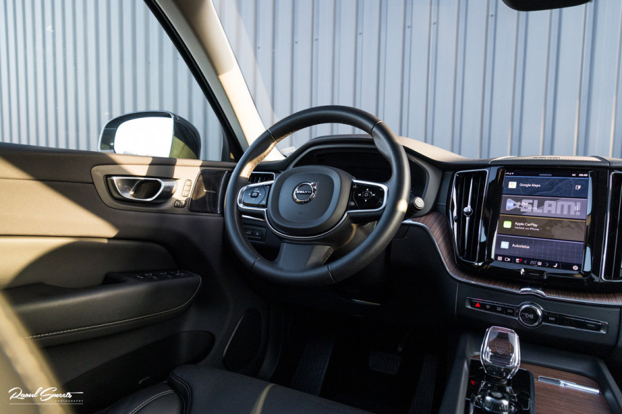 Volvo XC60 2.0 T8 Plug-in hybrid AWD Ultimate Bright | Adaptieve cruise | Panorama dak | Zwenkbare trekhaak | Stoel massage+verkoeling |