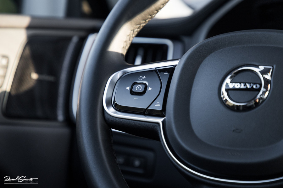 Volvo XC60 2.0 T8 Plug-in hybrid AWD Ultimate Bright | Adaptieve cruise | Panorama dak | Zwenkbare trekhaak | Stoel massage+verkoeling |