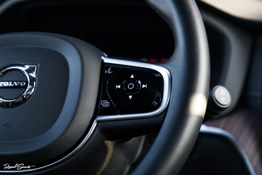 Volvo XC60 2.0 T8 Plug-in hybrid AWD Ultimate Bright | Adaptieve cruise | Panorama dak | Zwenkbare trekhaak | Stoel massage+verkoeling |