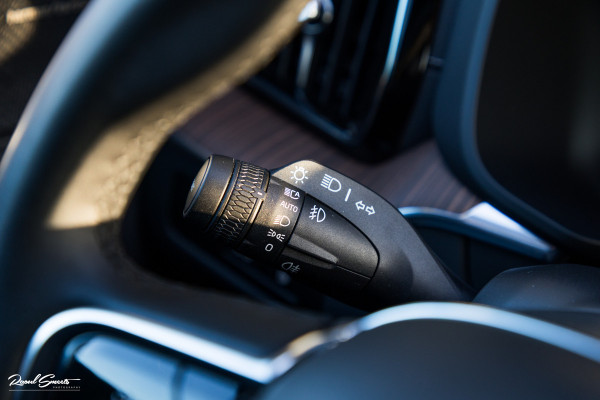 Volvo XC60 2.0 T8 Plug-in hybrid AWD Ultimate Bright | Adaptieve cruise | Panorama dak | Zwenkbare trekhaak | Stoel massage+verkoeling |