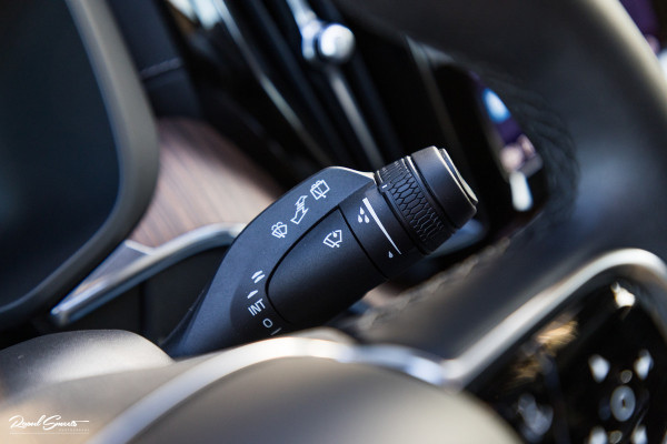 Volvo XC60 2.0 T8 Plug-in hybrid AWD Ultimate Bright | Adaptieve cruise | Panorama dak | Zwenkbare trekhaak | Stoel massage+verkoeling |