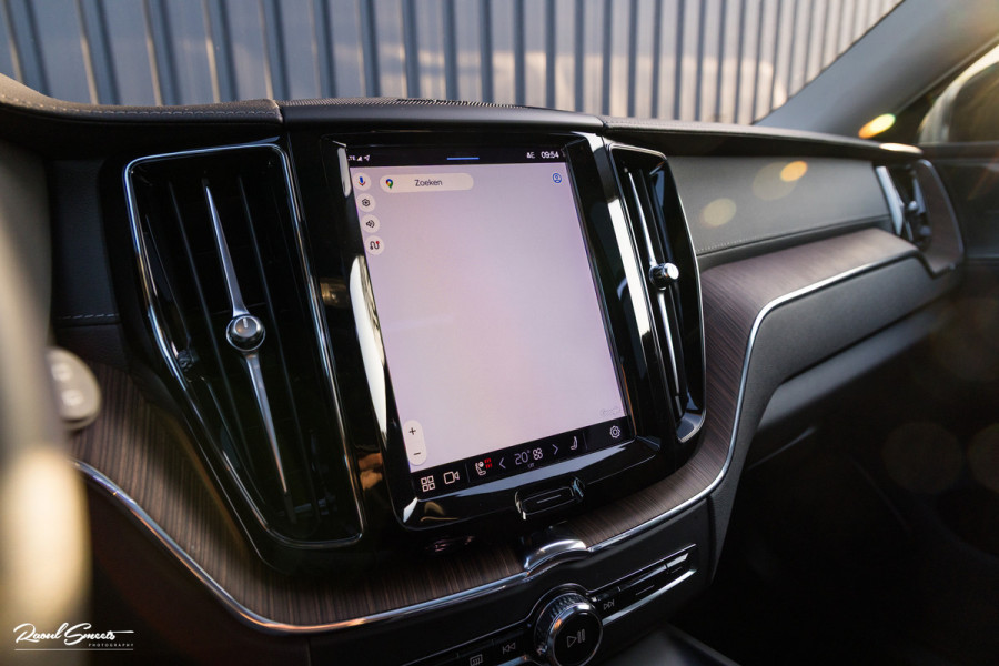 Volvo XC60 2.0 T8 Plug-in hybrid AWD Ultimate Bright | Adaptieve cruise | Panorama dak | Zwenkbare trekhaak | Stoel massage+verkoeling |