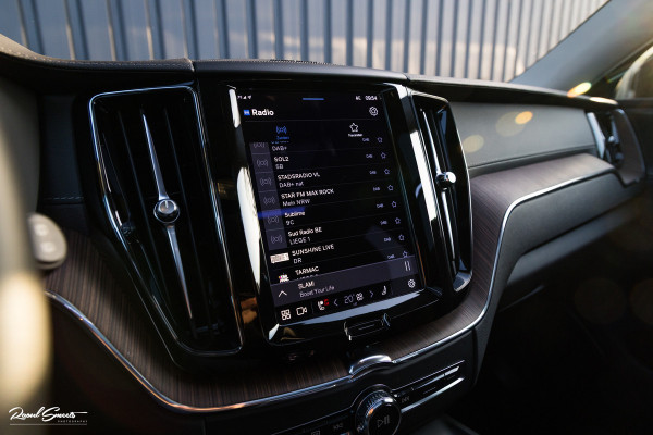 Volvo XC60 2.0 T8 Plug-in hybrid AWD Ultimate Bright | Adaptieve cruise | Panorama dak | Zwenkbare trekhaak | Stoel massage+verkoeling |