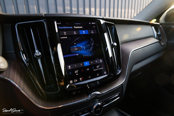Volvo XC60 2.0 T8 Plug-in hybrid AWD Ultimate Bright | Adaptieve cruise | Panorama dak | Zwenkbare trekhaak | Stoel massage+verkoeling |