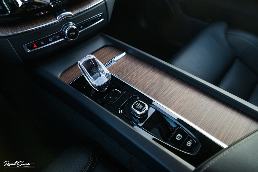 Volvo XC60 2.0 T8 Plug-in hybrid AWD Ultimate Bright | Adaptieve cruise | Panorama dak | Zwenkbare trekhaak | Stoel massage+verkoeling |