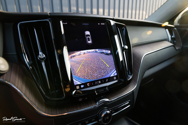 Volvo XC60 2.0 T8 Plug-in hybrid AWD Ultimate Bright | Adaptieve cruise | Panorama dak | Zwenkbare trekhaak | Stoel massage+verkoeling |