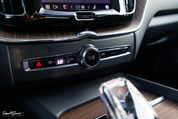 Volvo XC60 2.0 T8 Plug-in hybrid AWD Ultimate Bright | Adaptieve cruise | Panorama dak | Zwenkbare trekhaak | Stoel massage+verkoeling |