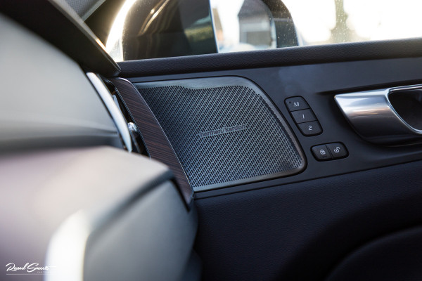 Volvo XC60 2.0 T8 Plug-in hybrid AWD Ultimate Bright | Adaptieve cruise | Panorama dak | Zwenkbare trekhaak | Stoel massage+verkoeling |