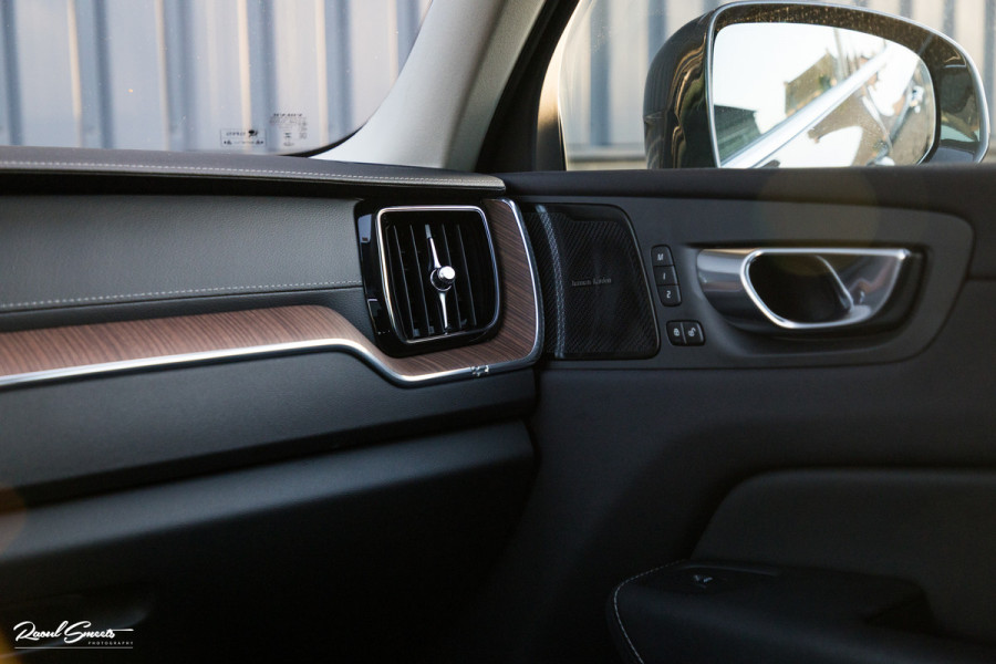 Volvo XC60 2.0 T8 Plug-in hybrid AWD Ultimate Bright | Adaptieve cruise | Panorama dak | Zwenkbare trekhaak | Stoel massage+verkoeling |