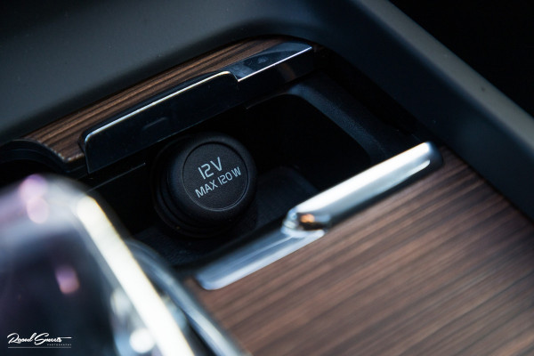 Volvo XC60 2.0 T8 Plug-in hybrid AWD Ultimate Bright | Adaptieve cruise | Panorama dak | Zwenkbare trekhaak | Stoel massage+verkoeling |