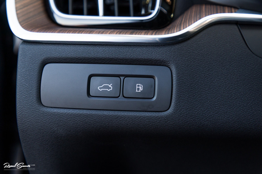 Volvo XC60 2.0 T8 Plug-in hybrid AWD Ultimate Bright | Adaptieve cruise | Panorama dak | Zwenkbare trekhaak | Stoel massage+verkoeling |