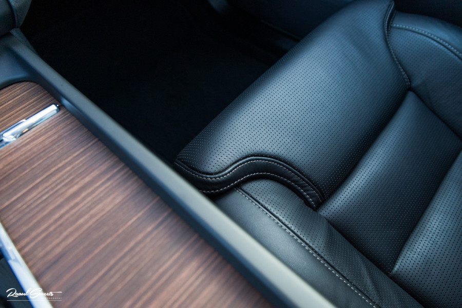 Volvo XC60 2.0 T8 Plug-in hybrid AWD Ultimate Bright | Adaptieve cruise | Panorama dak | Zwenkbare trekhaak | Stoel massage+verkoeling |