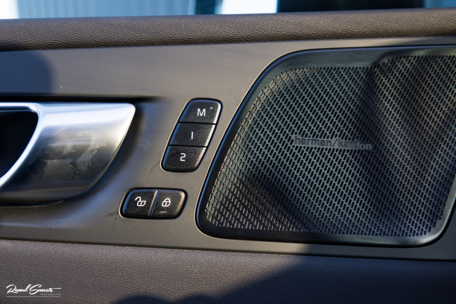 Volvo XC60 2.0 T8 Plug-in hybrid AWD Ultimate Bright | Adaptieve cruise | Panorama dak | Zwenkbare trekhaak | Stoel massage+verkoeling |