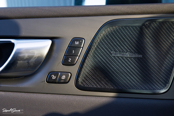 Volvo XC60 2.0 T8 Plug-in hybrid AWD Ultimate Bright | Adaptieve cruise | Panorama dak | Zwenkbare trekhaak | Stoel massage+verkoeling |