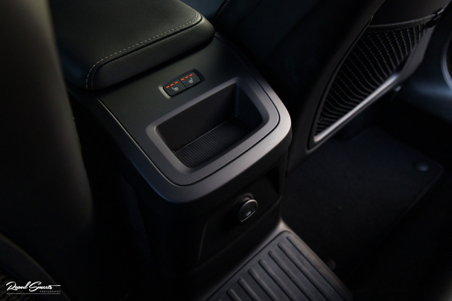 Volvo XC60 2.0 T8 Plug-in hybrid AWD Ultimate Bright | Adaptieve cruise | Panorama dak | Zwenkbare trekhaak | Stoel massage+verkoeling |