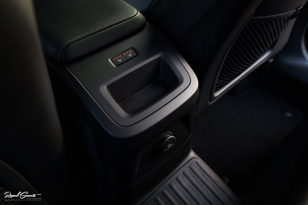 Volvo XC60 2.0 T8 Plug-in hybrid AWD Ultimate Bright | Adaptieve cruise | Panorama dak | Zwenkbare trekhaak | Stoel massage+verkoeling |