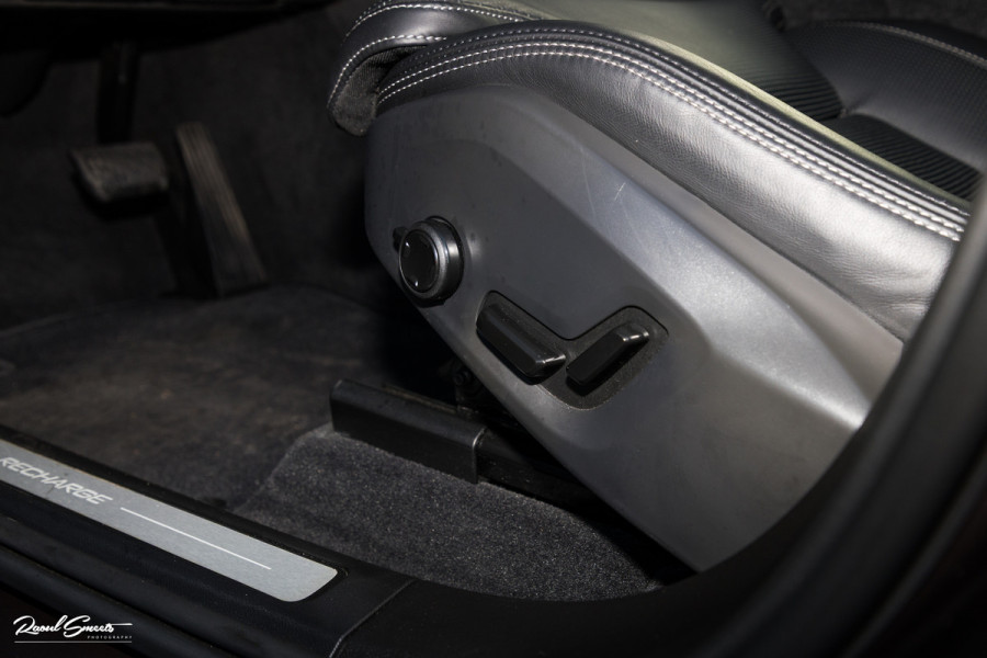 Volvo XC60 2.0 T8 Plug-in hybrid AWD Ultimate Bright | Adaptieve cruise | Panorama dak | Zwenkbare trekhaak | Stoel massage+verkoeling |