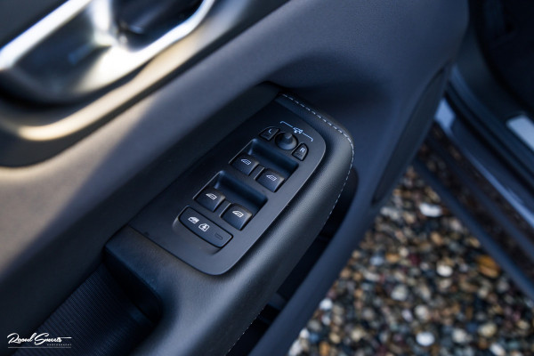 Volvo XC60 2.0 T8 Plug-in hybrid AWD Ultimate Bright | Adaptieve cruise | Panorama dak | Zwenkbare trekhaak | Stoel massage+verkoeling |