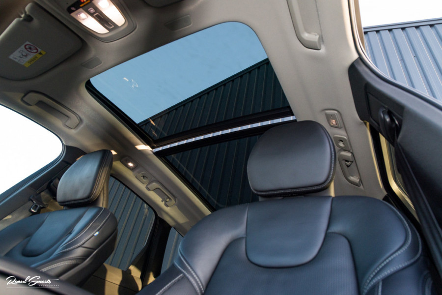 Volvo XC60 2.0 T8 Plug-in hybrid AWD Ultimate Bright | Adaptieve cruise | Panorama dak | Zwenkbare trekhaak | Stoel massage+verkoeling |