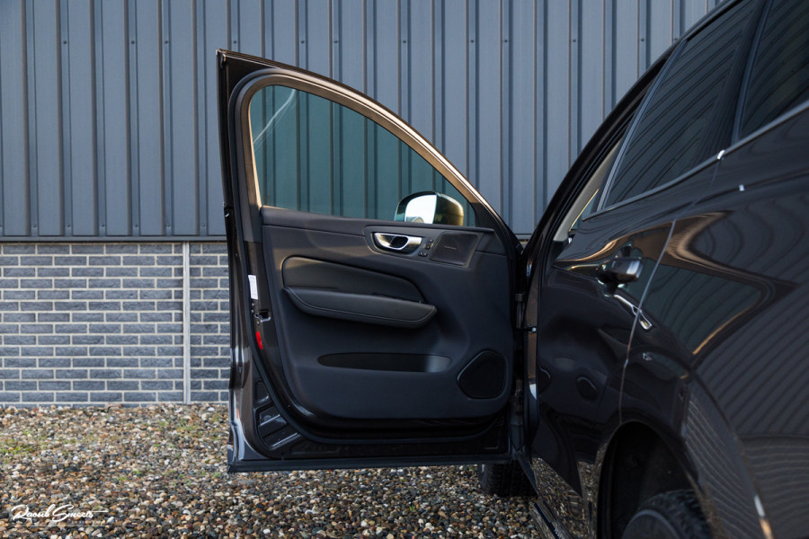 Volvo XC60 2.0 T8 Plug-in hybrid AWD Ultimate Bright | Adaptieve cruise | Panorama dak | Zwenkbare trekhaak | Stoel massage+verkoeling |