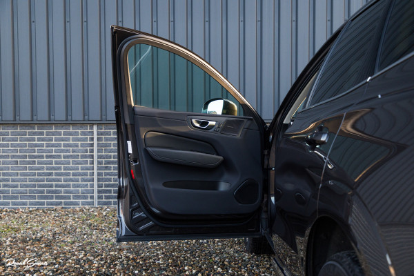 Volvo XC60 2.0 T8 Plug-in hybrid AWD Ultimate Bright | Adaptieve cruise | Panorama dak | Zwenkbare trekhaak | Stoel massage+verkoeling |