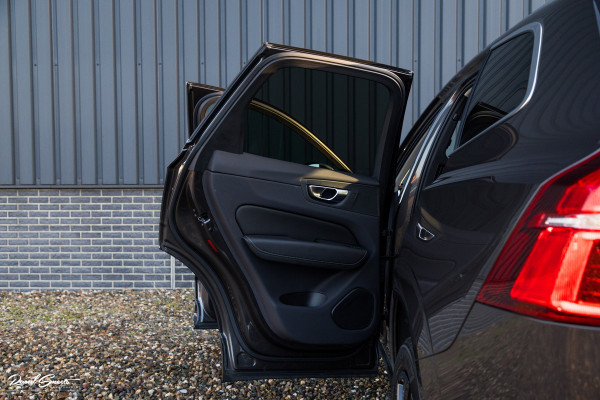 Volvo XC60 2.0 T8 Plug-in hybrid AWD Ultimate Bright | Adaptieve cruise | Panorama dak | Zwenkbare trekhaak | Stoel massage+verkoeling |