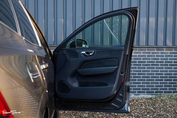 Volvo XC60 2.0 T8 Plug-in hybrid AWD Ultimate Bright | Adaptieve cruise | Panorama dak | Zwenkbare trekhaak | Stoel massage+verkoeling |