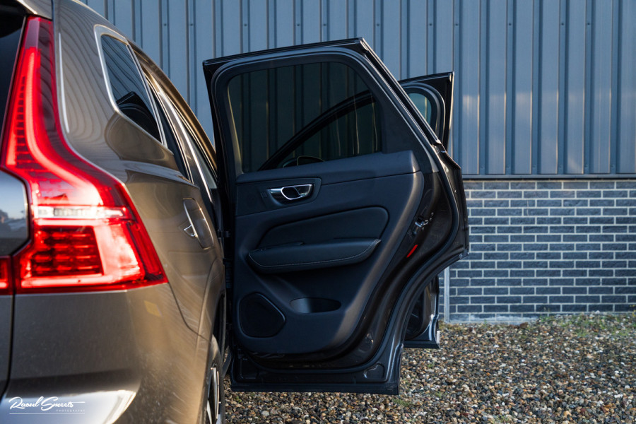 Volvo XC60 2.0 T8 Plug-in hybrid AWD Ultimate Bright | Adaptieve cruise | Panorama dak | Zwenkbare trekhaak | Stoel massage+verkoeling |