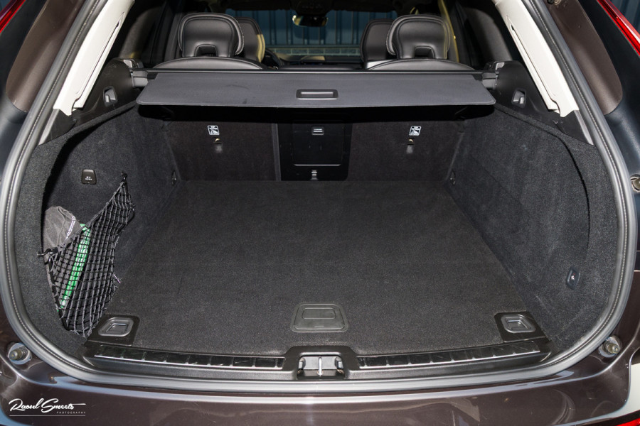 Volvo XC60 2.0 T8 Plug-in hybrid AWD Ultimate Bright | Adaptieve cruise | Panorama dak | Zwenkbare trekhaak | Stoel massage+verkoeling |