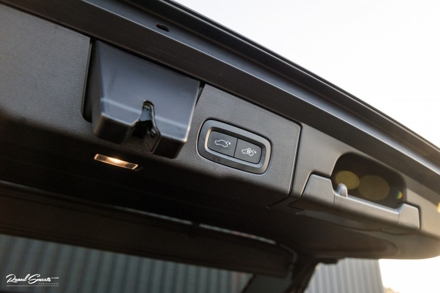 Volvo XC60 2.0 T8 Plug-in hybrid AWD Ultimate Bright | Adaptieve cruise | Panorama dak | Zwenkbare trekhaak | Stoel massage+verkoeling |