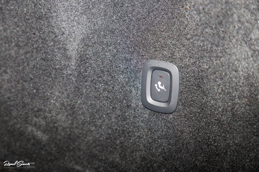 Volvo XC60 2.0 T8 Plug-in hybrid AWD Ultimate Bright | Adaptieve cruise | Panorama dak | Zwenkbare trekhaak | Stoel massage+verkoeling |