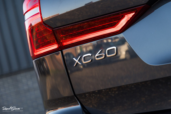 Volvo XC60 2.0 T8 Plug-in hybrid AWD Ultimate Bright | Adaptieve cruise | Panorama dak | Zwenkbare trekhaak | Stoel massage+verkoeling |