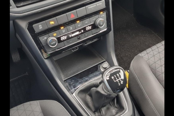 Volkswagen T-Cross 1.0 TSI Life | Navigatie | Parkeersensoren | Adaptieve cruise control | Trekhaak |