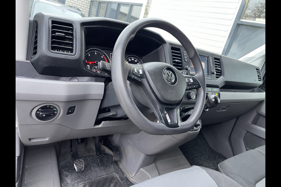 Volkswagen Crafter 30 2.0 TDI L3H2 Comfortline ( voorheen L2H1 ) / euro 6 / bpm vrij / lease vanaf € 342 / vaste prijs rijklaar € 20.950 ex btw / zilver metallic / airco / cruise / navi / pdc voor en achter