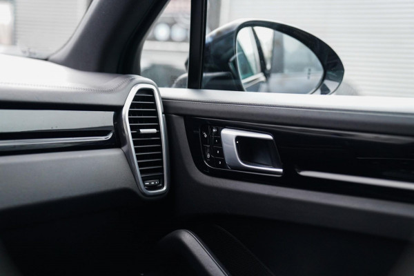 Porsche Cayenne 3.0 E-Hybrid | Sport Chrono | Panorama | Luxe Leder | Luchtvering | Bose Surround sound | Soft Close | Luchtvering