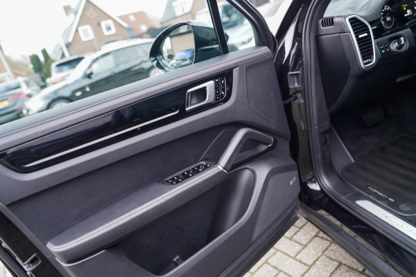 Porsche Cayenne 3.0 E-Hybrid | Sport Chrono | Panorama | Luxe Leder | Luchtvering | Bose Surround sound | Soft Close | Luchtvering