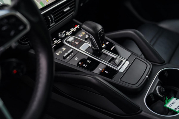 Porsche Cayenne 3.0 E-Hybrid | Sport Chrono | Panorama | Luxe Leder | Luchtvering | Bose Surround sound | Soft Close | Luchtvering