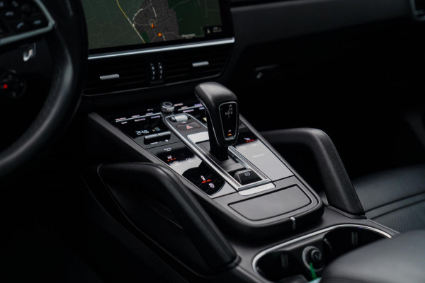 Porsche Cayenne 3.0 E-Hybrid | Sport Chrono | Panorama | Luxe Leder | Luchtvering | Bose Surround sound | Soft Close | Luchtvering