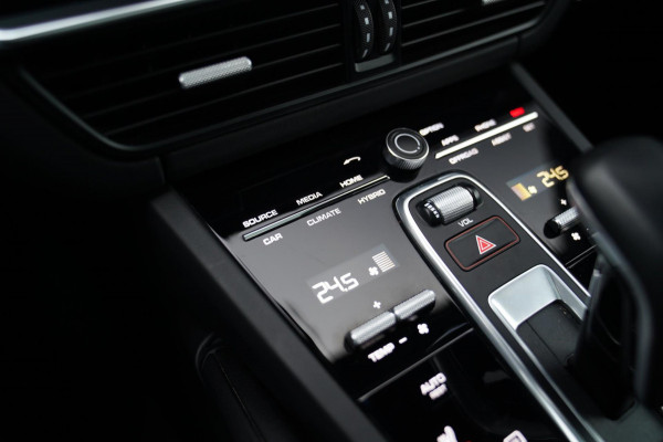 Porsche Cayenne 3.0 E-Hybrid | Sport Chrono | Panorama | Luxe Leder | Luchtvering | Bose Surround sound | Soft Close | Luchtvering