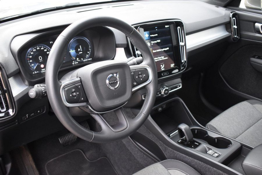 Volvo XC40 T4 211PK Automaat Recharge Inscription Expression / Navigatie / Elektrisch glazen panorama schuifdak / Cruise Control / Elektrische achterklep / Achteruitrijcamera /