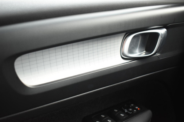 Volvo XC40 T4 211PK Automaat Recharge Inscription Expression / Navigatie / Elektrisch glazen panorama schuifdak / Cruise Control / Elektrische achterklep / Achteruitrijcamera /